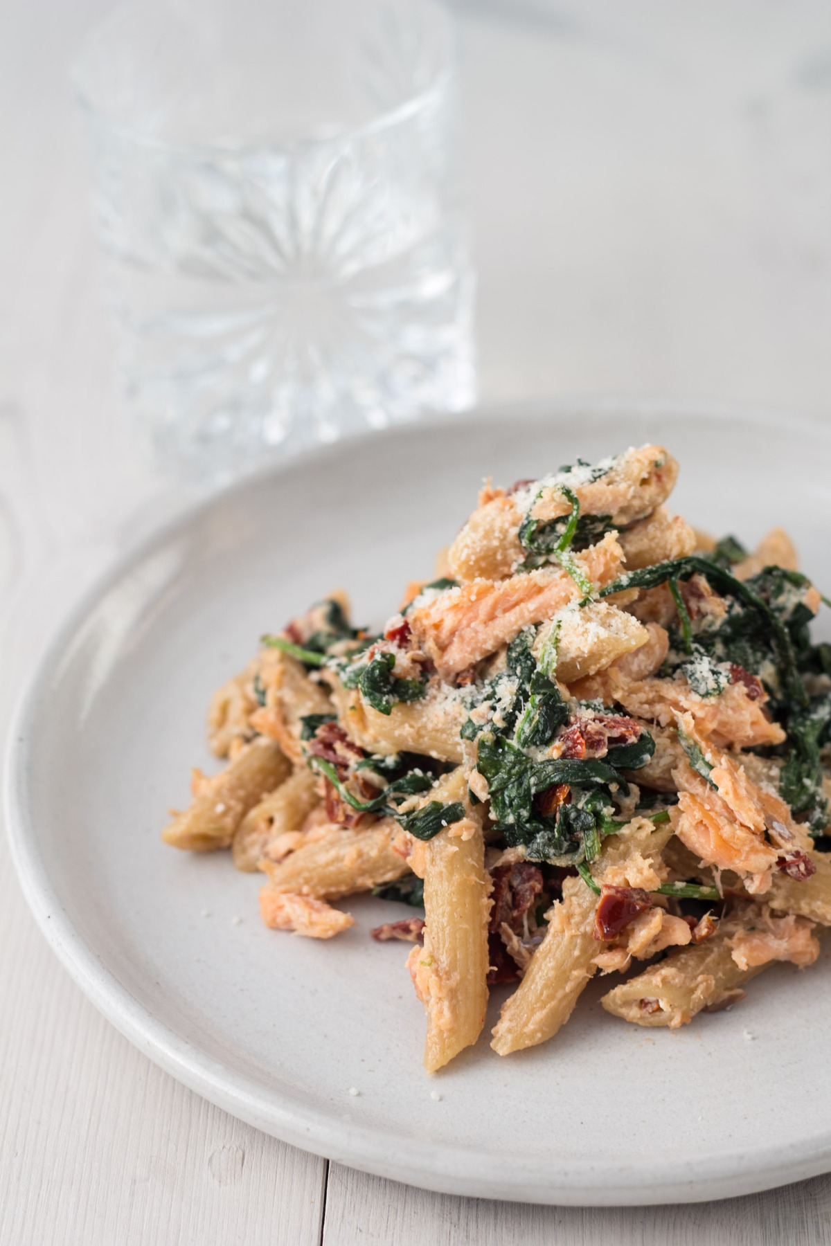 Pasta med varmroeget laks spinat og ricotta