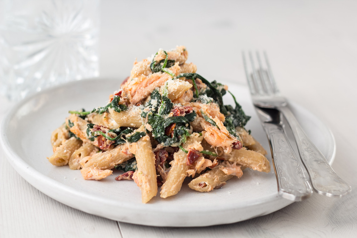 Pasta med varmroeget laks spinat og ricotta