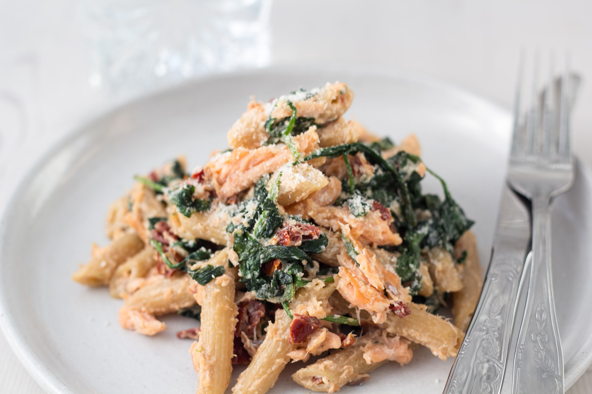 Pasta med varmroeget laks spinat og ricotta