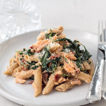 Pasta med varmroeget laks spinat og ricotta