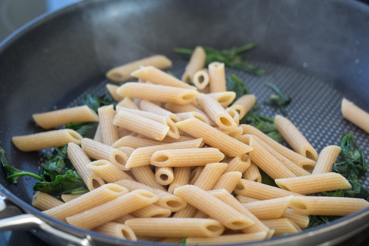 pasta og spinat på pande