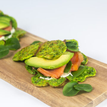 Spinatvafler med laks og avokado