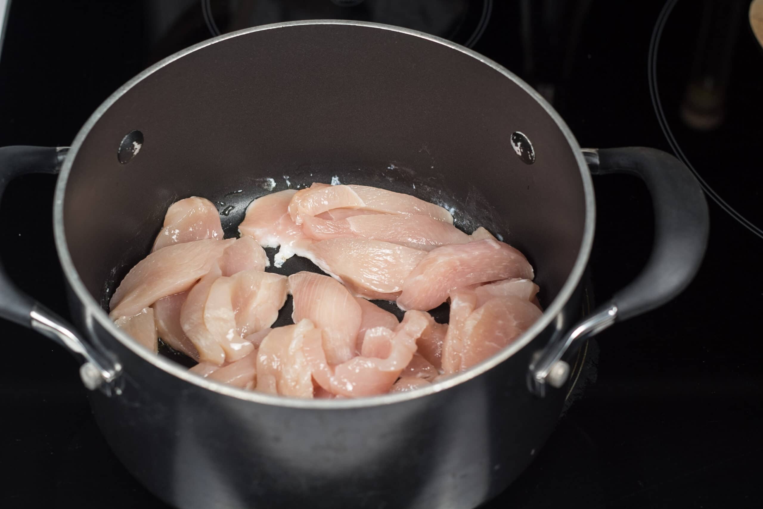 Kyllingefilet i strimler i en gryde