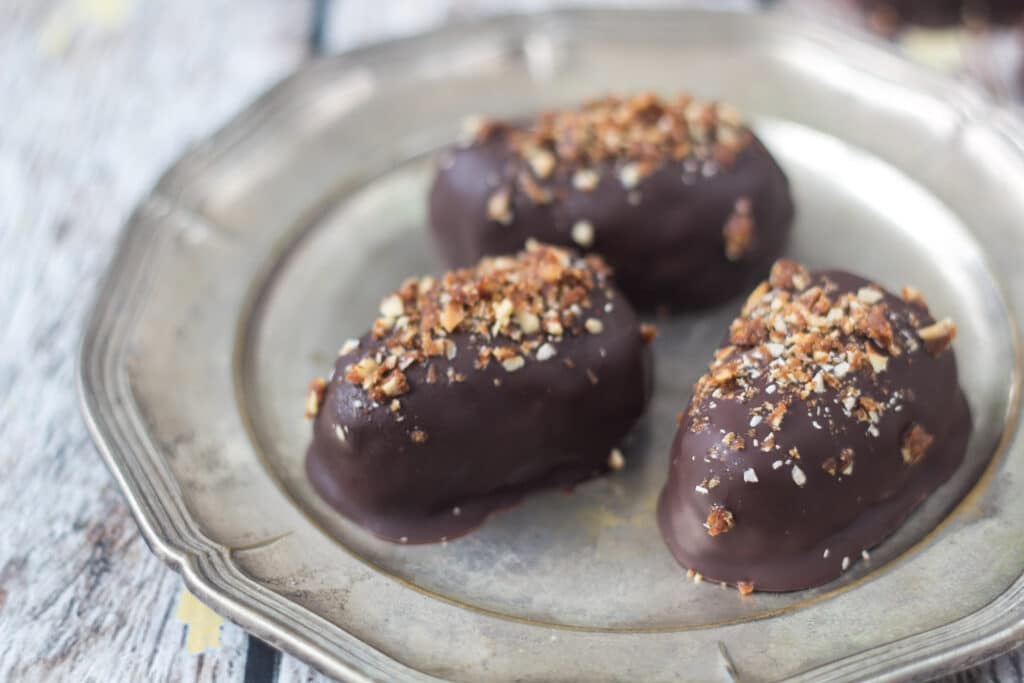 Chokolade påskeæg med marcipan og nougatkrokant