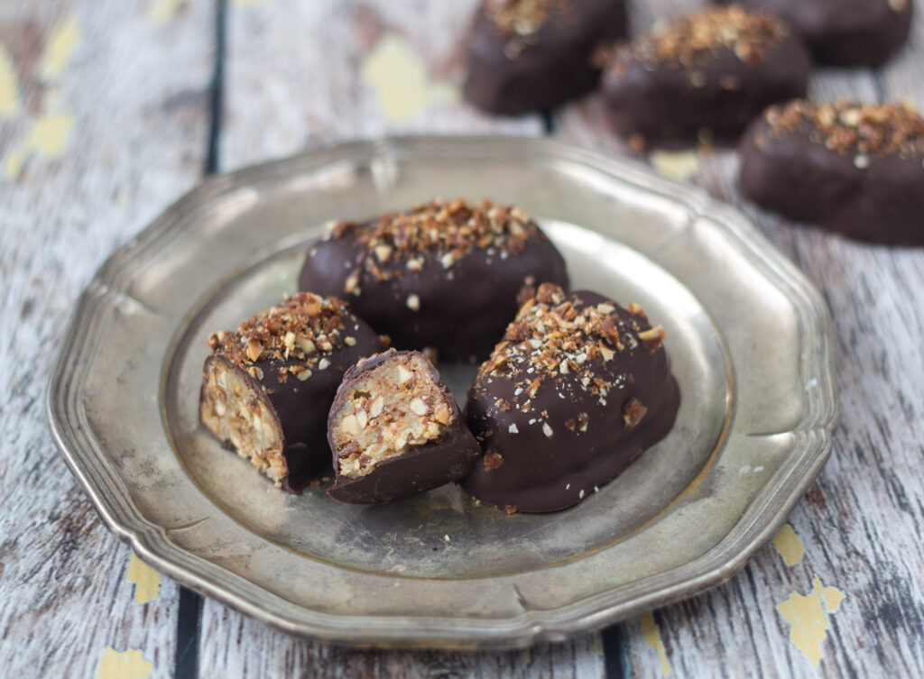 Paaskeaeg med marcipan og nougatkrokant