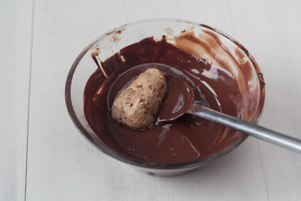Paaskeaeg med marcipan og nougatkrokant