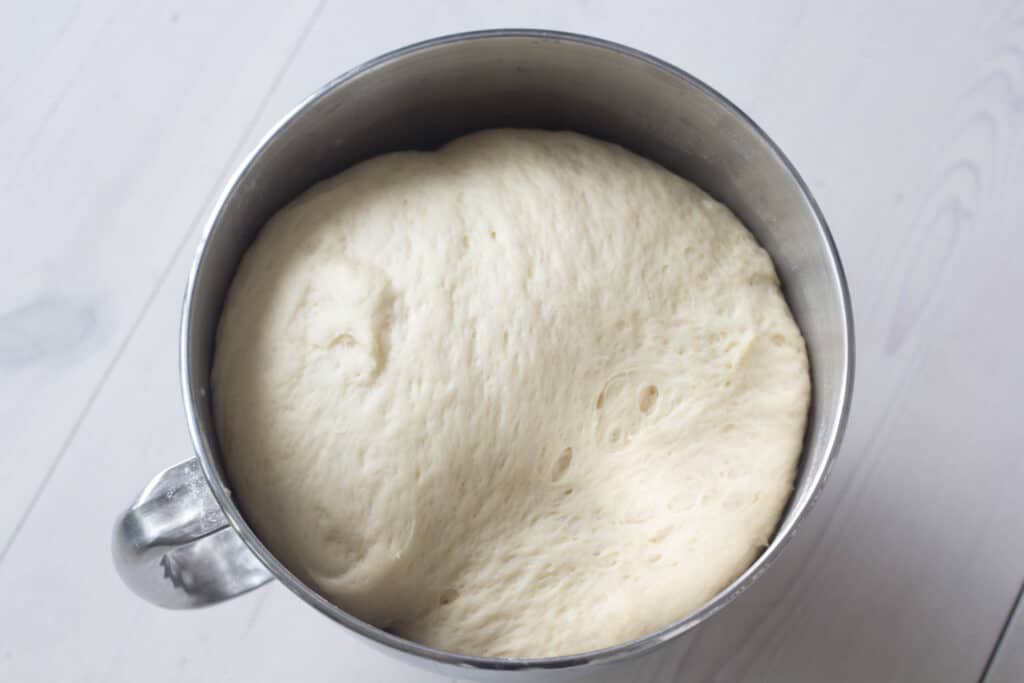 dej til pølsebrød efter hævning