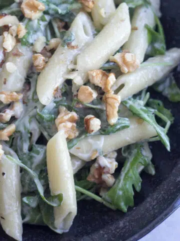 Pasta med blåskimmelost, rucola og valnødder ()