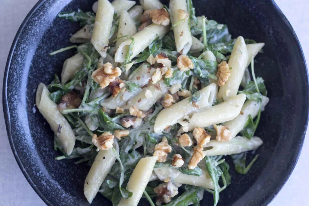Pasta med blåskimmelost, rucola og valnødder ()