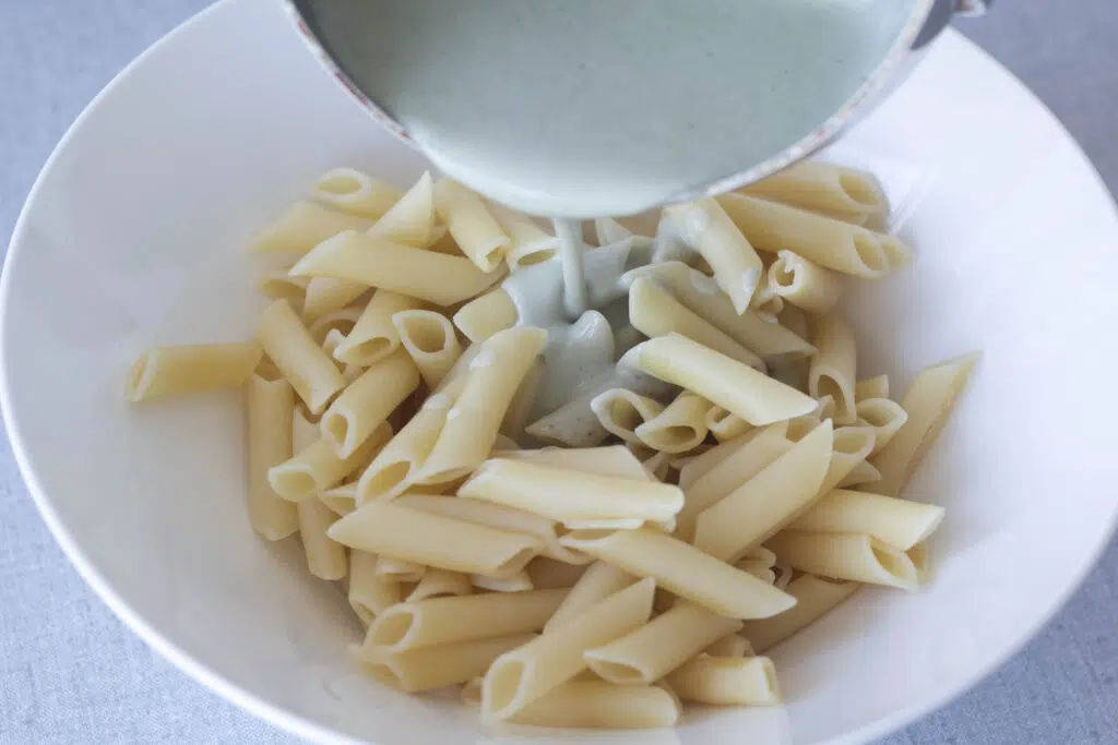sauce hældes over pasta