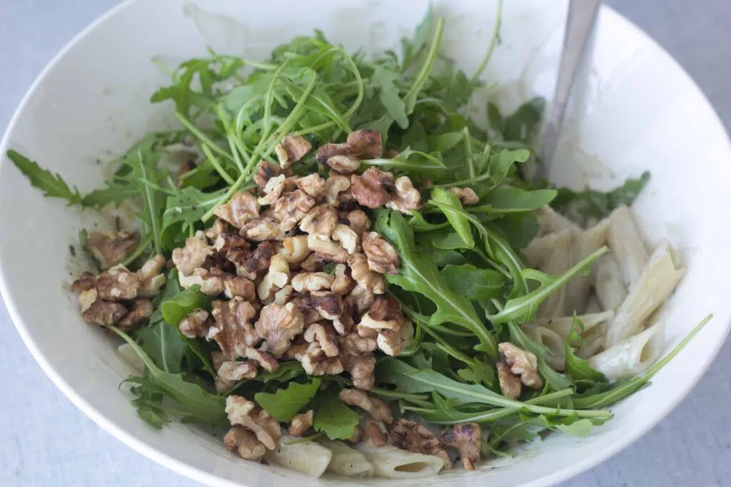 Pasta med blåskimmelost, rucola og valnødder ()