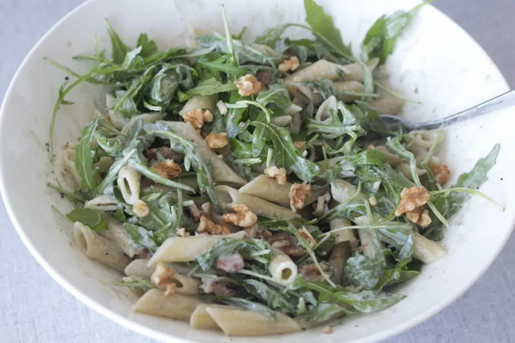 Pasta med blåskimmelost, rucola og valnødder ()