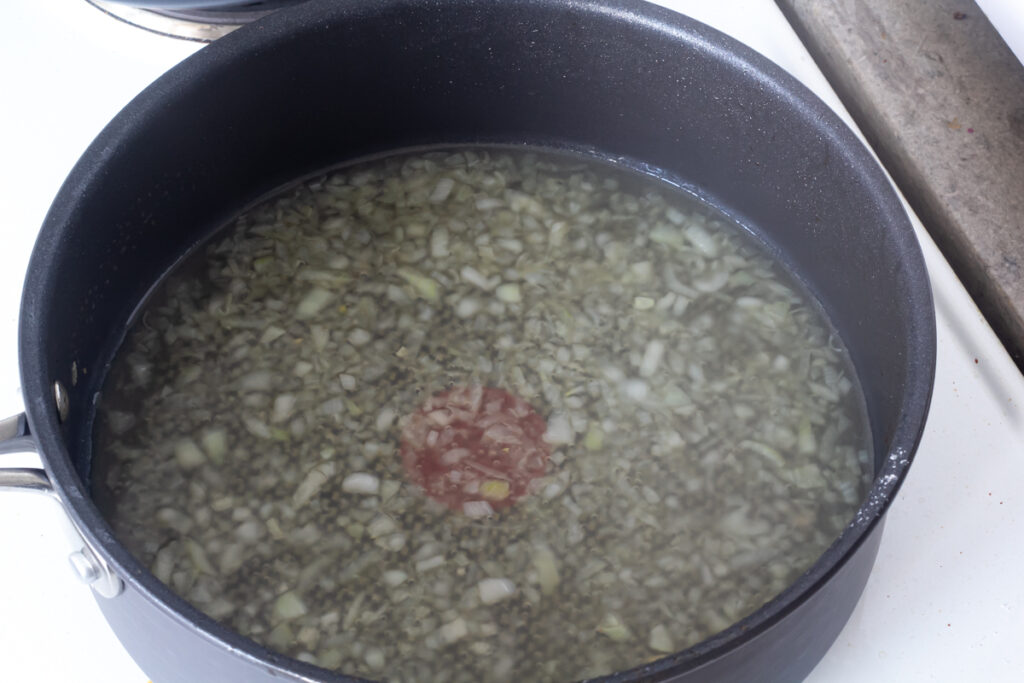 Pastaret med svinemørbrad og bacon i cremet hvidvinssauce ()