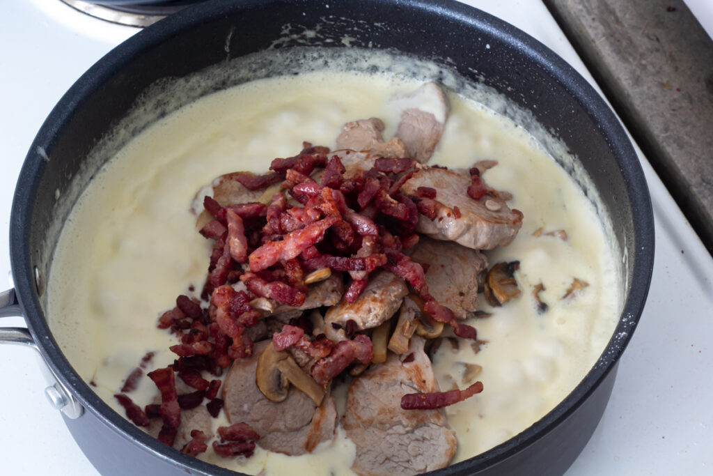 Pastaret med svinemørbrad og bacon i cremet hvidvinssauce ()