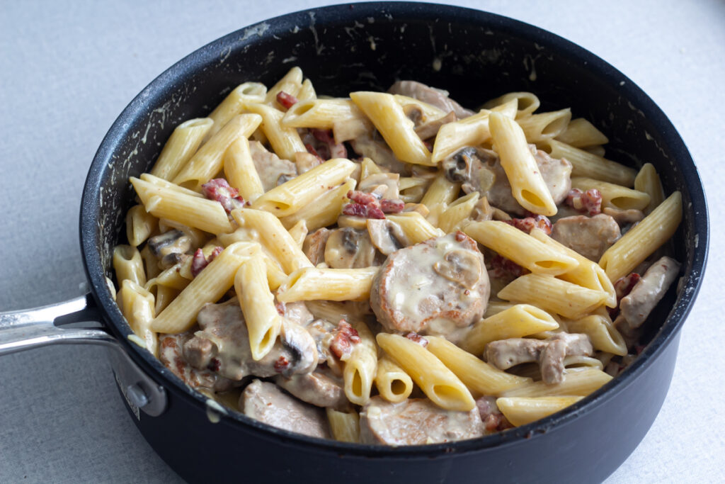 Pastaret med svinemørbrad og bacon i cremet hvidvinssauce ()