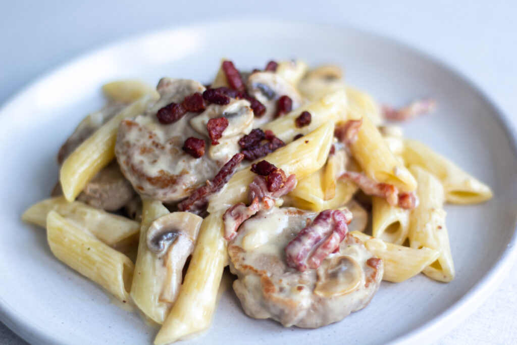 Pastaret med svinemørbrad og bacon i cremet hvidvinssauce ()