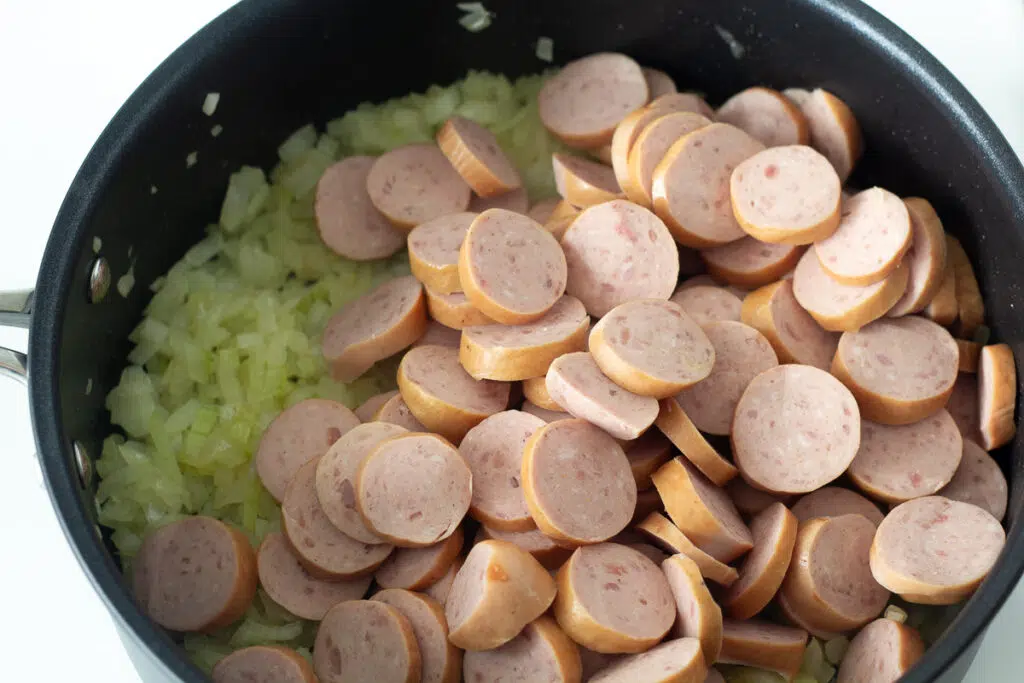 Løg og pølser på pande