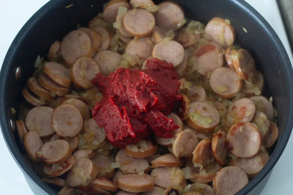 Løg, pølser og tomatpuré