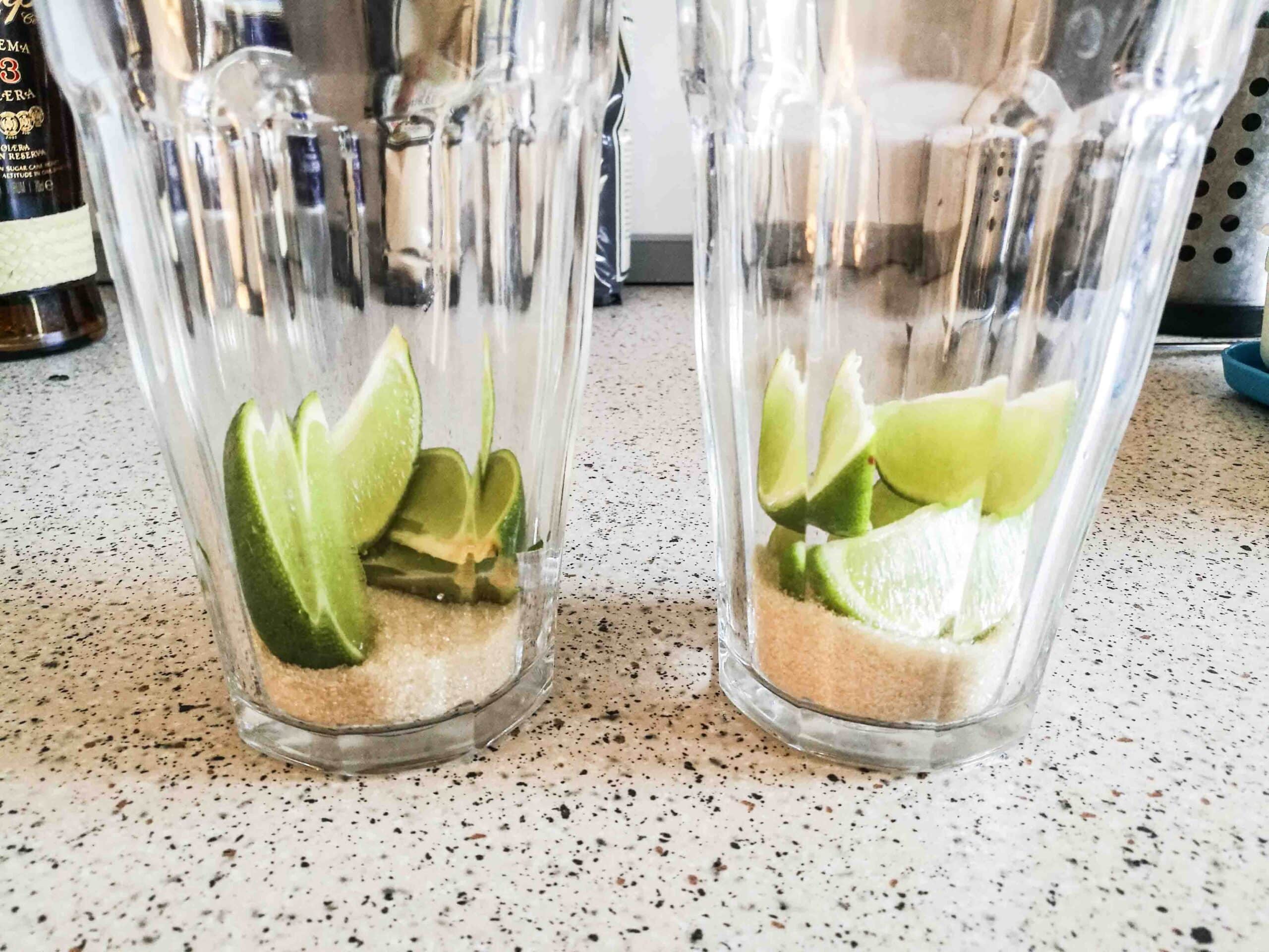 Lime og rørsukker i glas
