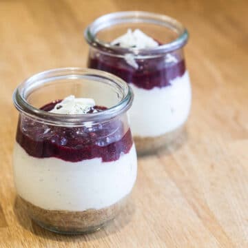 Cheesecake med brombær i glas