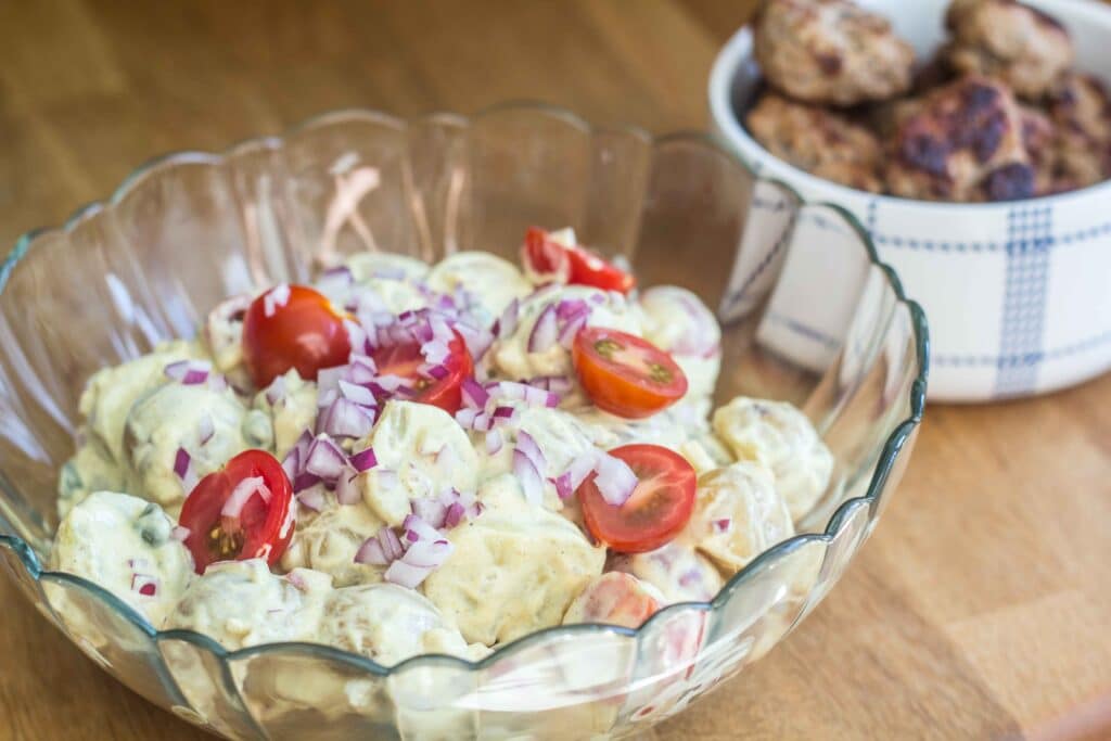 Karry kartoffelsalat med tomat og kapers