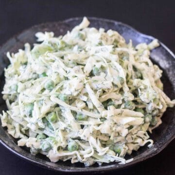 Spidskålssalat med ærter og dijondressing