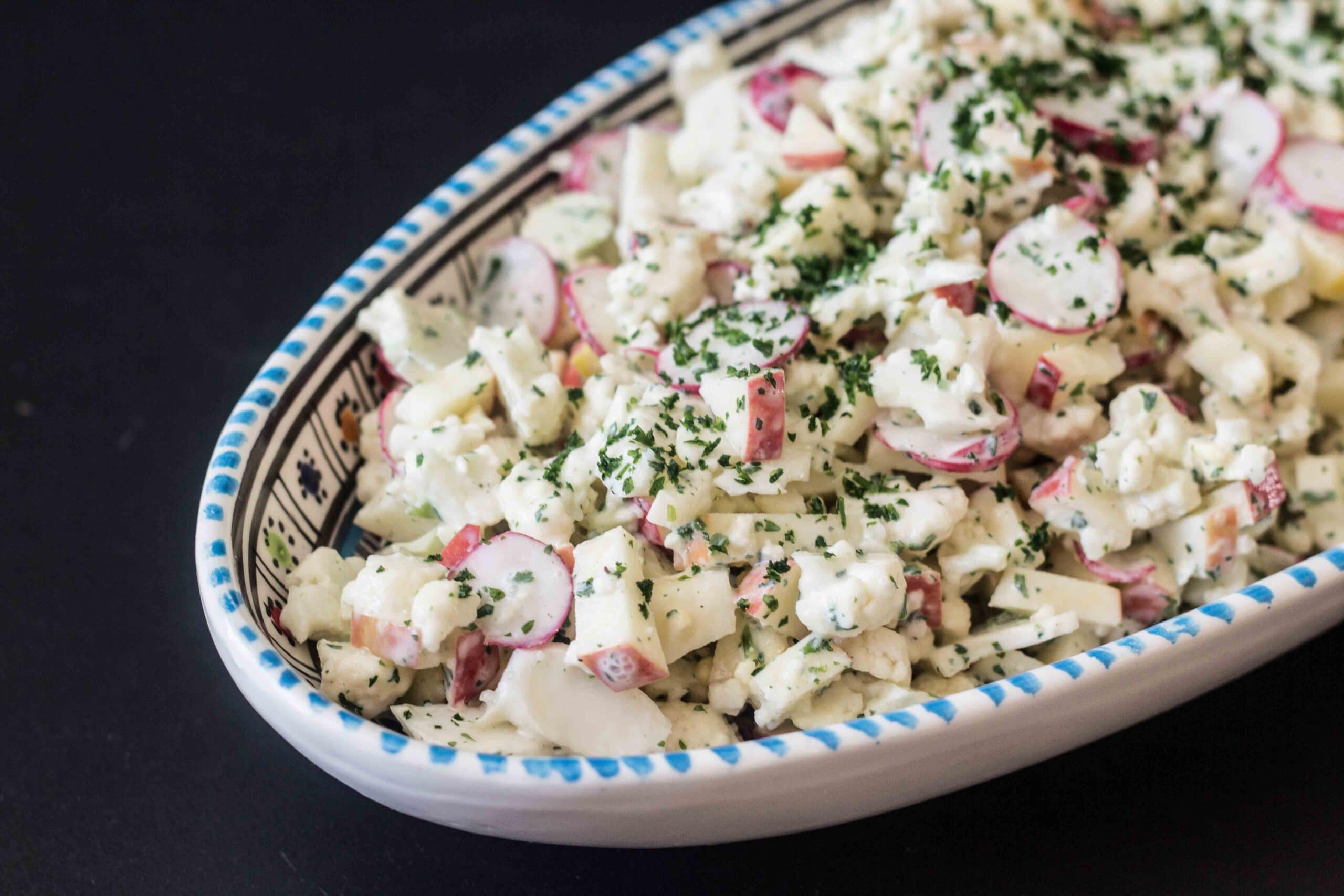 Blomkålssalat med æble og radiser