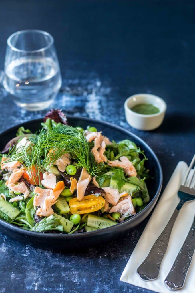 Salat med varmrøget laks og dild