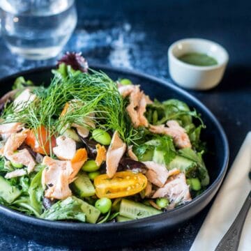 Salat med varmrøget laks og dild