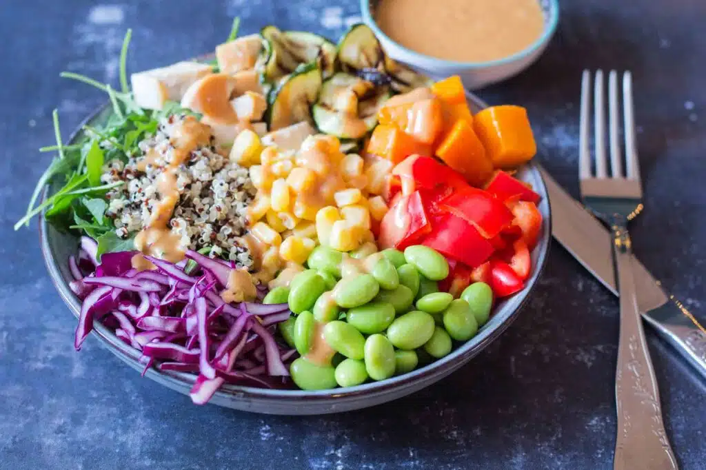 Buddha Bowl med butternut squash og peanutdressing Buddha Bowl med butternut squash og peanutdressing