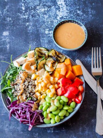 Buddha Bowl med butternut squash og peanutdressing