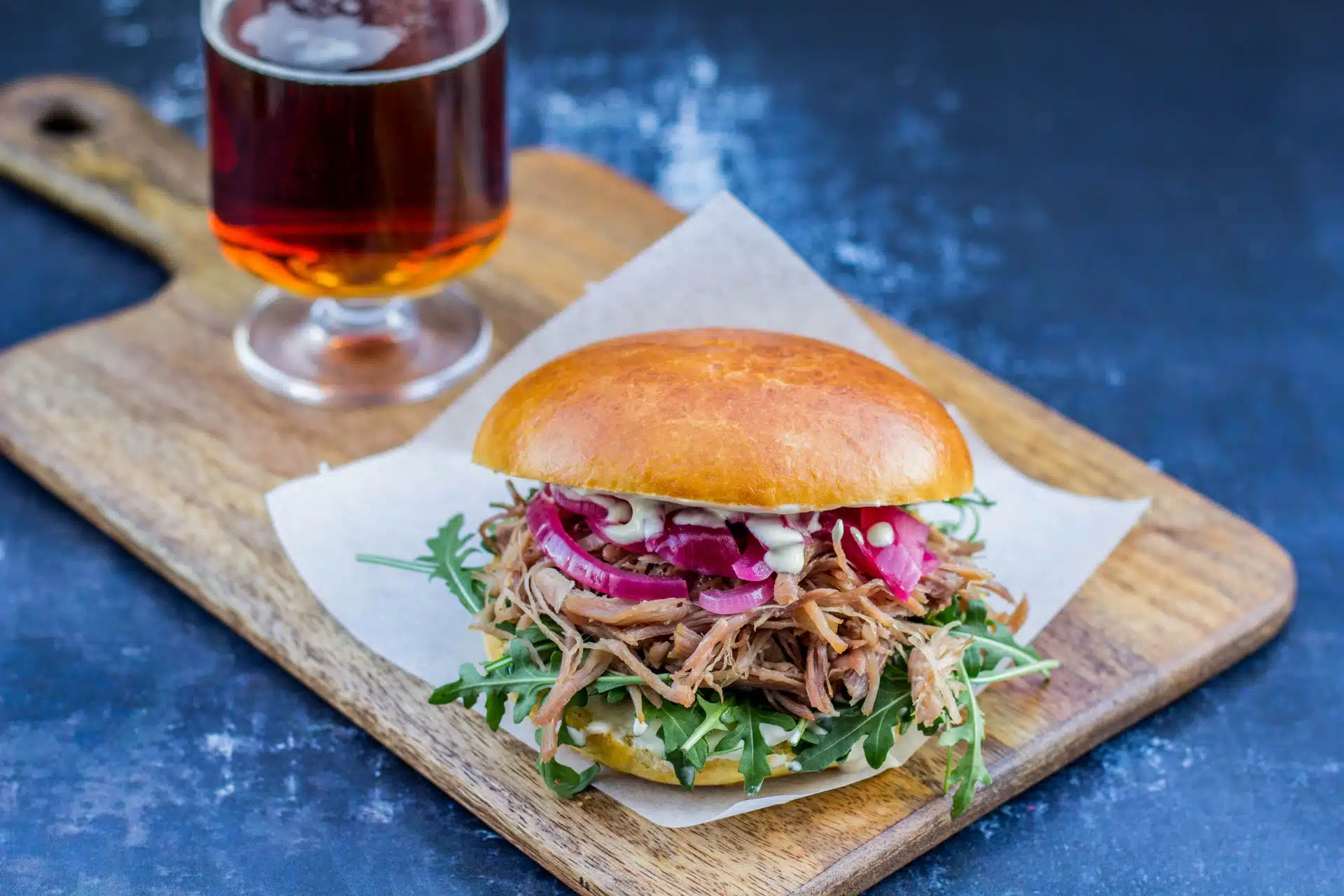 Pulled duck burger burger med confiteret and