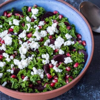 Rødbedesalat med grønkål og granatæble