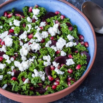 Rødbedesalat med grønkål og granatæble