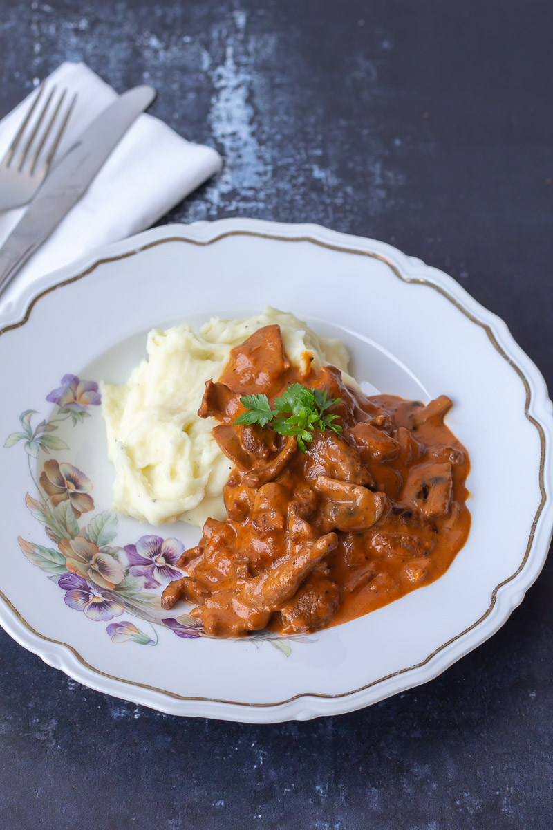 Bøf Stroganoff Lækker opskrift på den klassiske | Skøn gryderet!