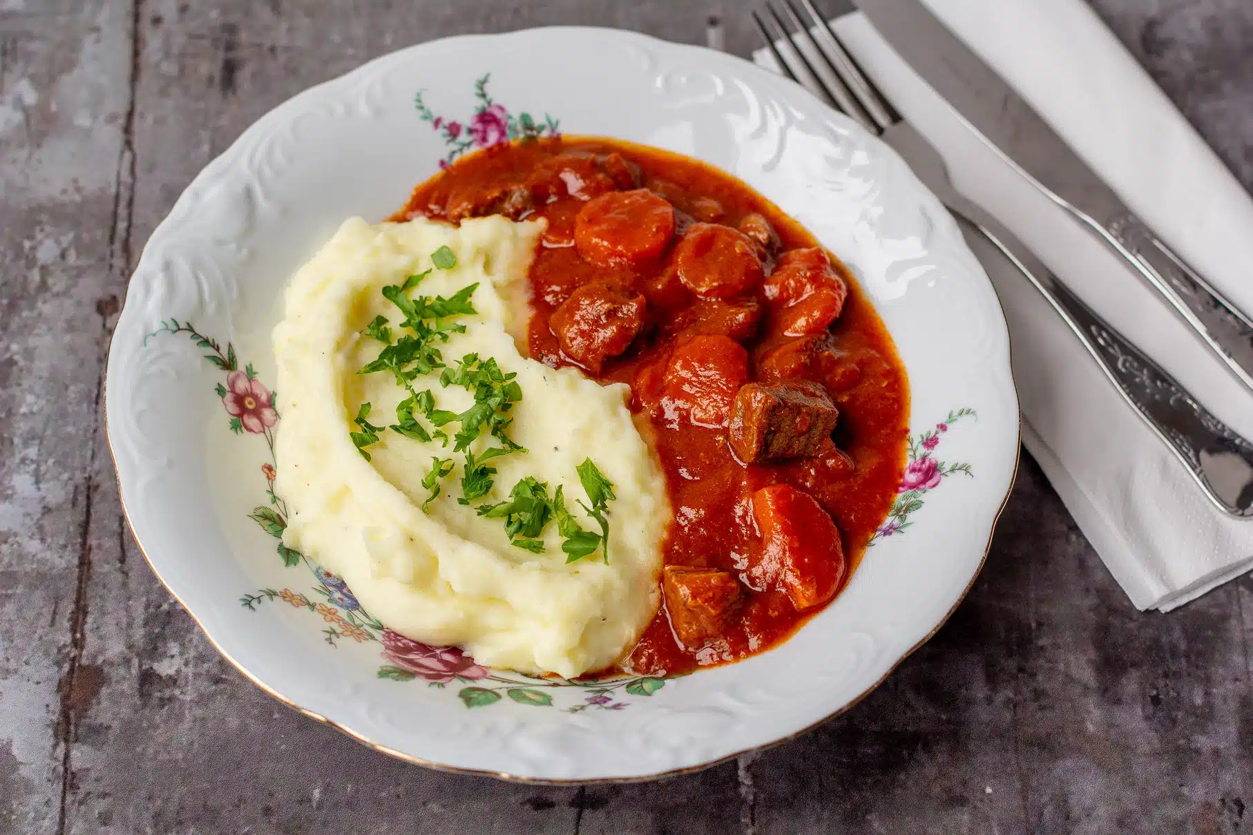 Gullasch med kartoffelmos