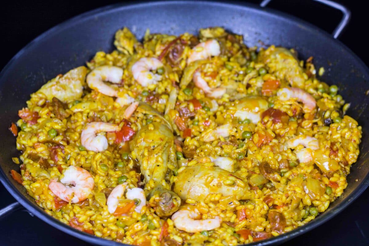 Paella med kylling og rejer Nem og meget lækker opskrift på Paella!