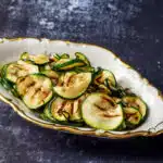Grillede squash med olivenolie og hvidløg