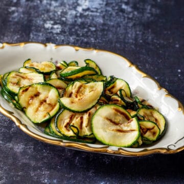 Grillede squash med olivenolie og hvidløg