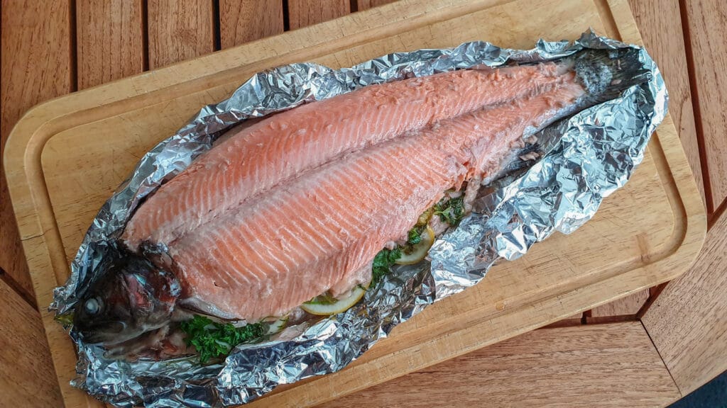 Grillet ørred med nye kartofler urtecreme og grillede asparges