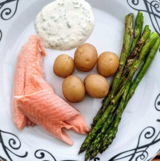 Grillet ørred med nye kartofler urtecreme og grillede asparges