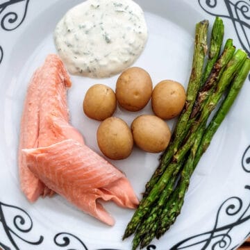 Grillet ørred med nye kartofler urtecreme og grillede asparges