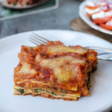 Vegetarlasagne med røde linser og grøntsager