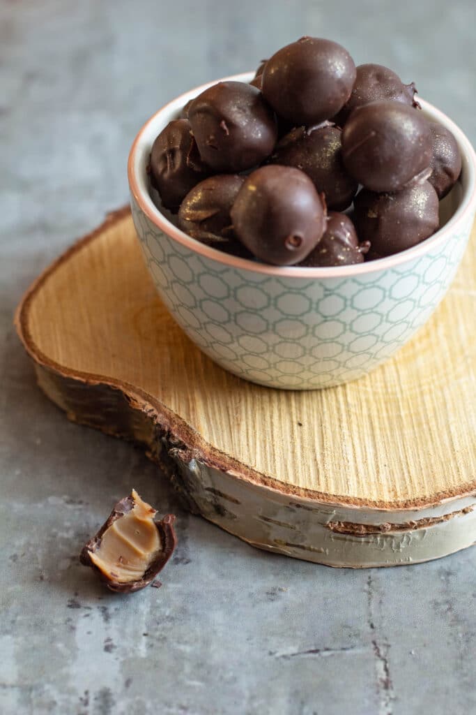 Karameltrøfler med mørk chokolade