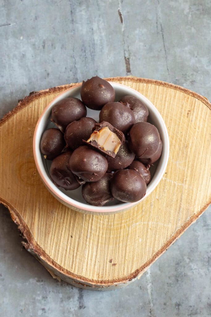 Karameltrøfler med chokolade