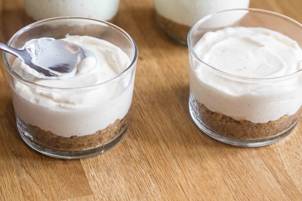 Cheesecake i glas med brombær