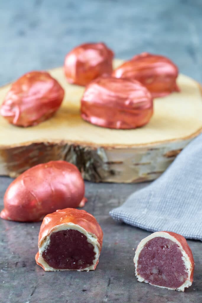Påskeæg med solbær lakrids og hvid chokolade