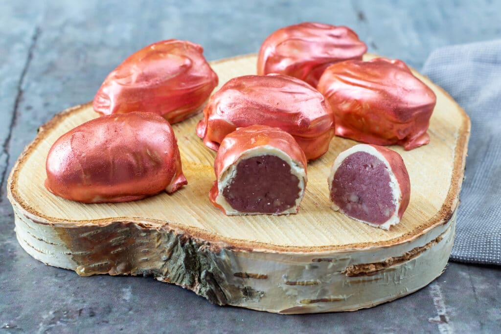 Påskeæg med solbær lakrids og hvid chokolade