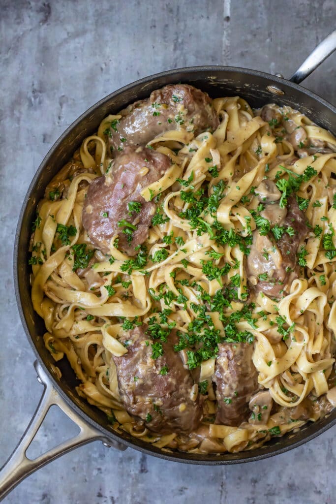 Pasta med svinekæber i svampeflødesauce