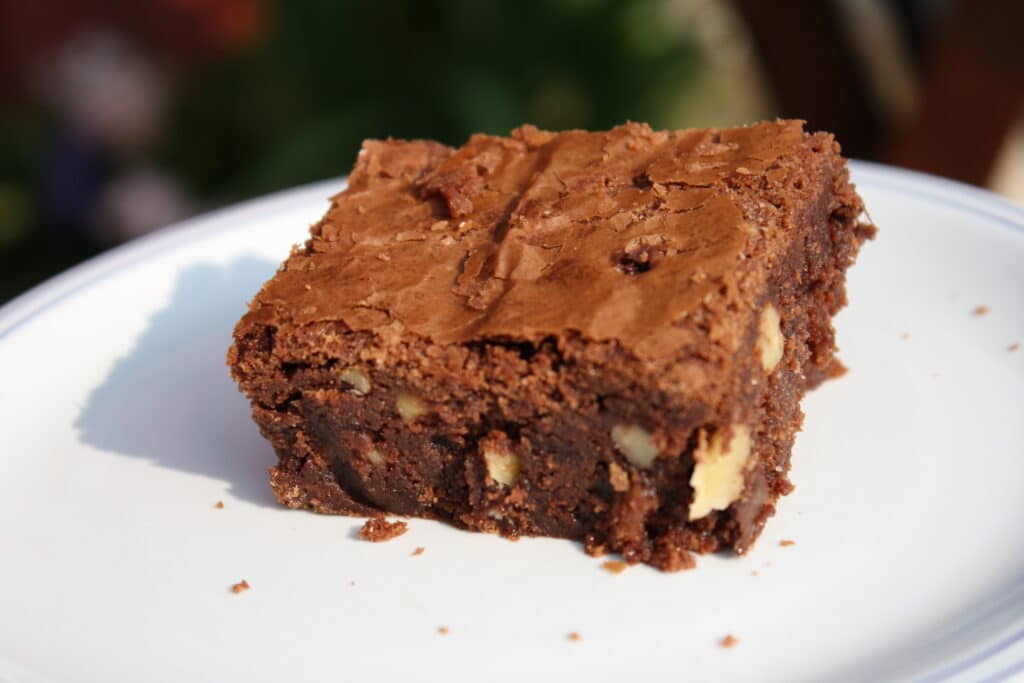 Brownie med hvid og mørk chokolade
